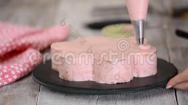 糕点厨师正在做一个粉红色的蛋糕，形状像一朵<strong>花</strong>。 <strong>系列</strong>。